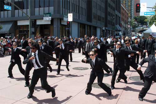 MIB3 Flash Mob Dancers at Fiesta Broadway